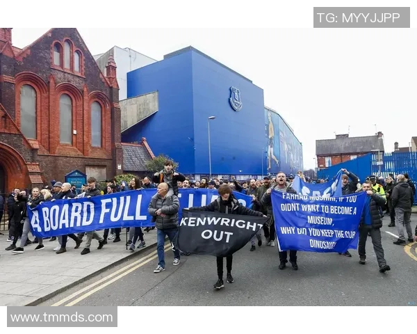 埃弗顿迎战斯普利特期待精彩对决球迷热情高涨助威球队奋勇争胜 埃弗顿迎战斯普利特期待精彩对决球迷热情高涨助威球队奋勇争胜